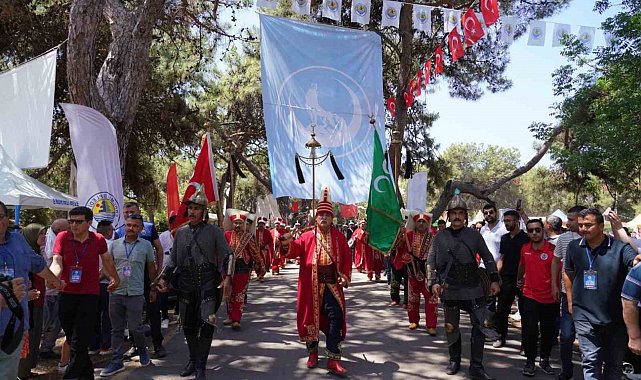 Binlerce kişi geldi: Geleneksel Türkmen Şöleni coşkulu geçti