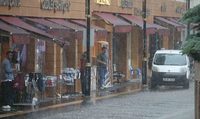 Bir anda başlayan kuvvetli yağmurla vatandaşlar zor anlar yaşadı