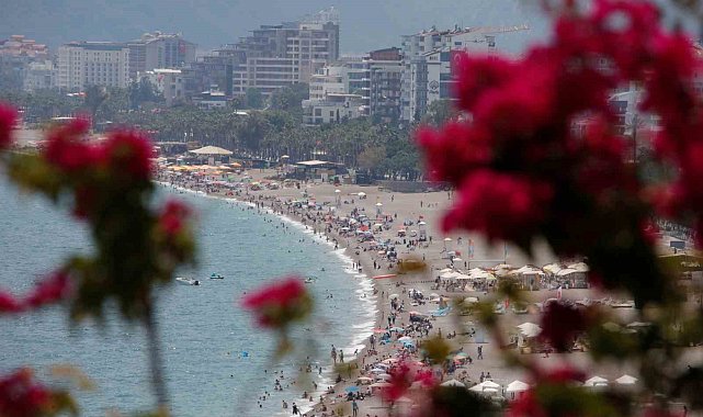Bir günlük tatili fırsat bilen Antalyalılar Konyaaltı Sahili'ni doldurdu