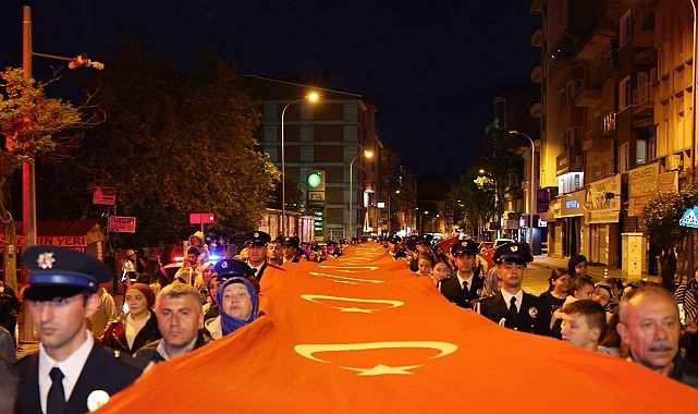 Bir kilometrelik Türk bayrağıyla 19 Mayıs coşkusu