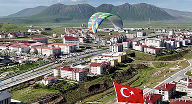 Bitlis semalarında yamaç paraşütü heyecanı yaşandı