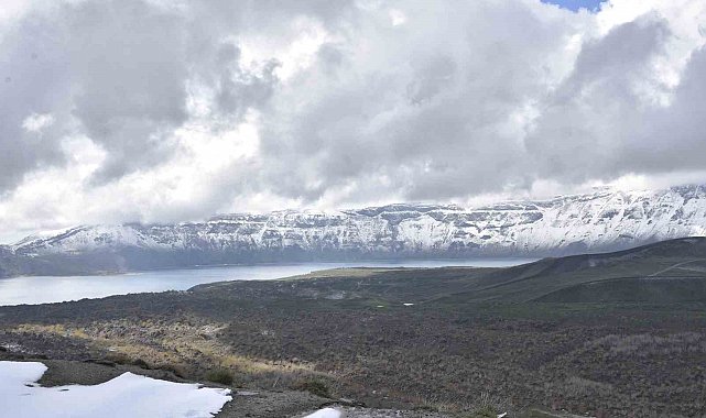 Bitlis'te yüksek kesimlere kar yağdı