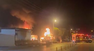 Bodrum'da alevler geceyi aydınlattı: Oto tamirci yandı, 3 milyon liralık zarar oluştu