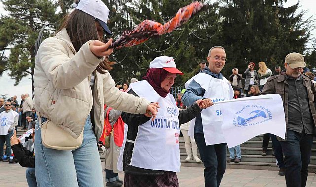 Bolu'da 1 Mayıs halaylar çekilerek kutlandı