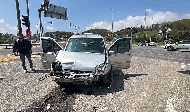 Bolu'da hafif ticari araç ile otomobil çarpıştı: 10 yaralı
