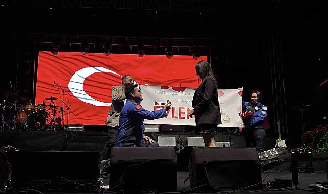 Bolu'da konser öncesi sürpriz evlilik teklifi