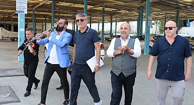 Böyle tepki görülmedi, mahkeme kararını davul zurnayla belediyeye teslim etti