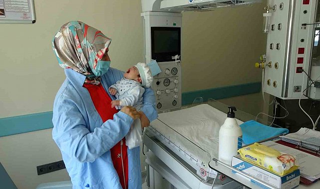 Boynunda dev tümörle doğan bebek hayata tutundu