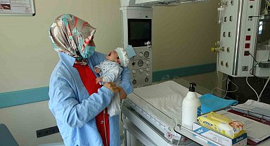 Boynunda dev tümörle doğan bebek hayata tutundu