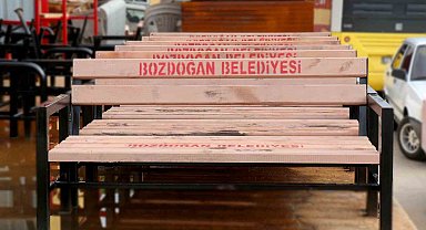 Bozdoğan Belediyesi bankları ve durakları kendi imkanlarıyla üretiyor