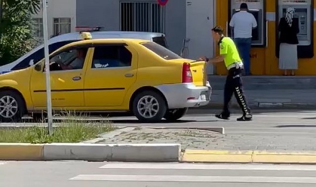 Bozulan aracın yardımına polis ekibi yetişti