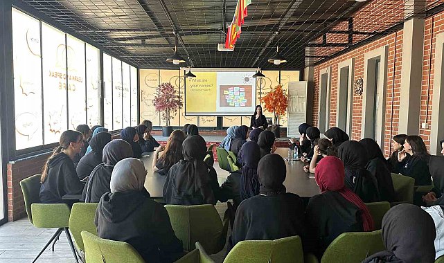 Bu kafede sadece İngilizce konuşuluyor