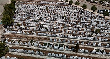 Bu mezarlıkta her taş bir acıyı anlatıyor