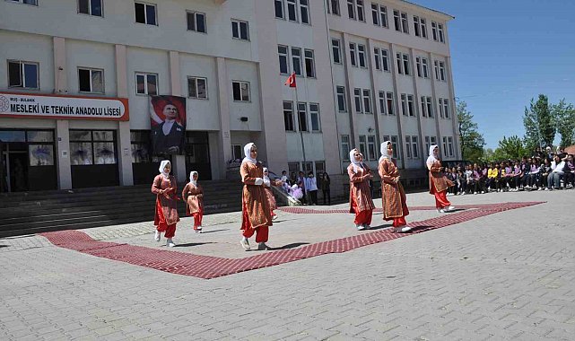 Bulanıklı öğrencilerden yılsonu etkinliği