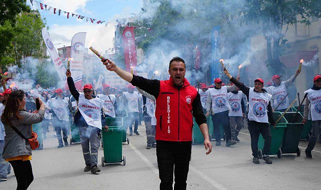 Burdur'da 1 Mayıs Emek ve Dayanışma Günü yürüyüş ve halaylarla kutlandı