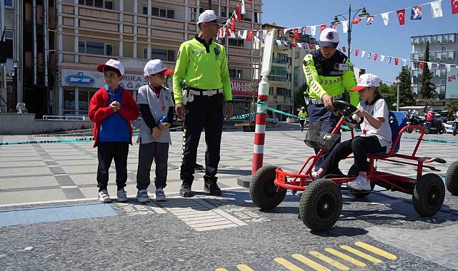 Burdur'da çocuklara uygulamalı trafik eğitimi verildi