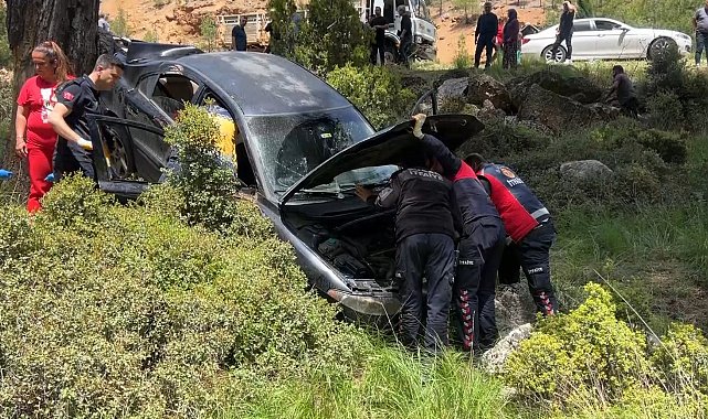 Burdur'da kamyonet ile otomobil çarpıştı: 3 yaralı