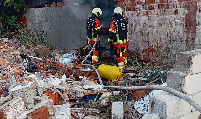 Burhaniye'de tek katlı ev yandı