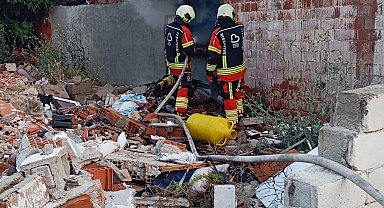 Burhaniye'de tek katlı ev yandı