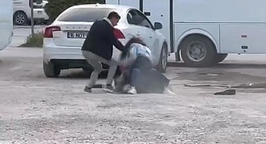 Bursa'da iki genç kızın kavgası kamerada