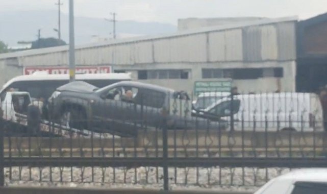 Bursa'da kontrolden çıkan araç durağa daldı