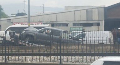 Bursa'da kontrolden çıkan araç durağa daldı