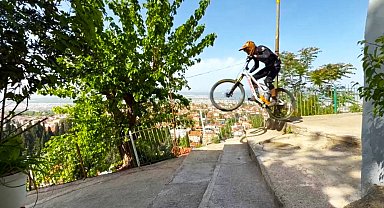 Bursa'da nefes kesen bir ilk...Dik merdivenlerden korkusuzca bisikletle iniyorlar