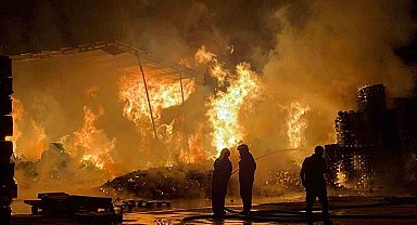 Bursa'da palet fabrikası alevlere teslim oldu