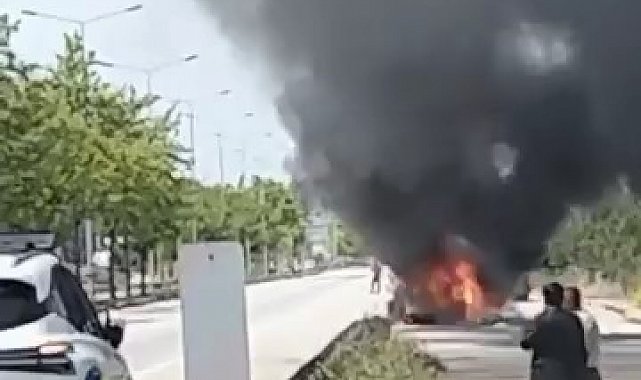 Bursa'da seyir halindeki otomobil alev alev yandı