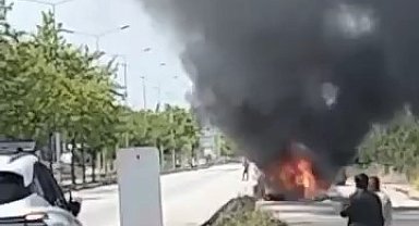 Bursa'da seyir halindeki otomobil alev alev yandı