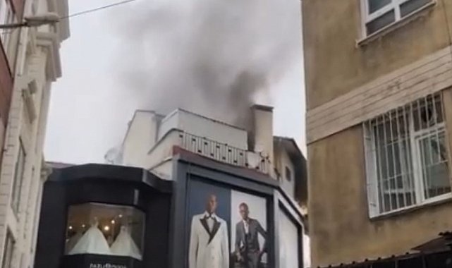 Bursa'da Tarihi Uzun Çarşı'da korkutan yangın: Çatı katı alev alev yandı