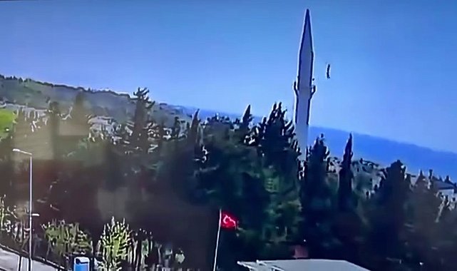 Büyükçekmece'de depremin ardından caminin aleminin düştüğü anlar kamerada