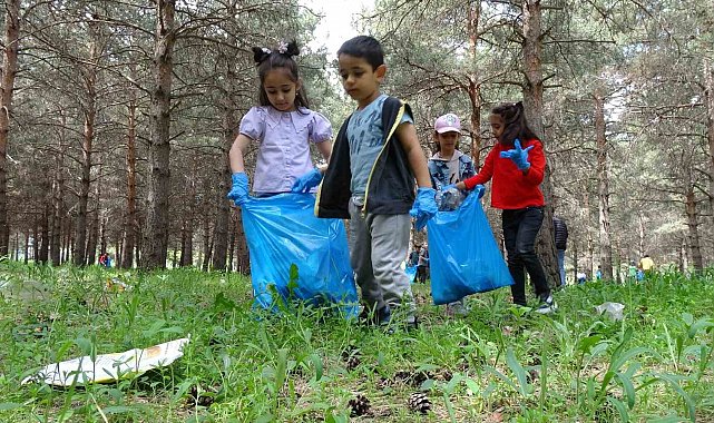 Büyüklerin kirlettiği çevreyi minikler temizledi
