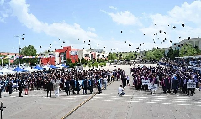 ÇAKÜ'de öğrencilerin mezuniyet sevinci