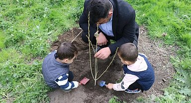 Camii bahçesi fidanlarla şenlendi
