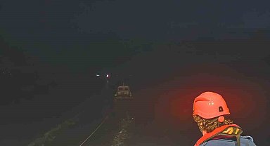 Çanakkale Boğazı'nda makine arızası yapan tekne yedeklenerek çekildi