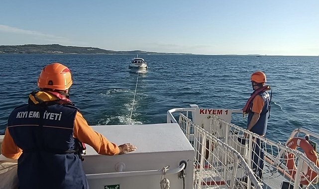 Çanakkale Boğazı'nda makine arızası yaparak sürüklenen tekne kurtarıldı