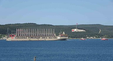 Çanakkale'nin elektrik ihtiyacını karşılayabilecek enerji üreten gemi boğazdan geçti