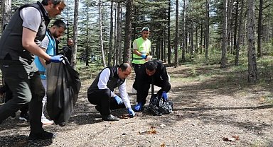 Çankırı'da protokol ve vatandaşlar ormanlarda çöp topladı