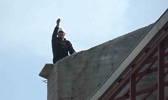 Çatıya çıktı, kendisini ikna etmeye çalışan polislere "gazeteciler gitsin inerim" dedi
