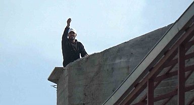 Çatıya çıktı, kendisini ikna etmeye çalışan polislere "gazeteciler gitsin inerim" dedi