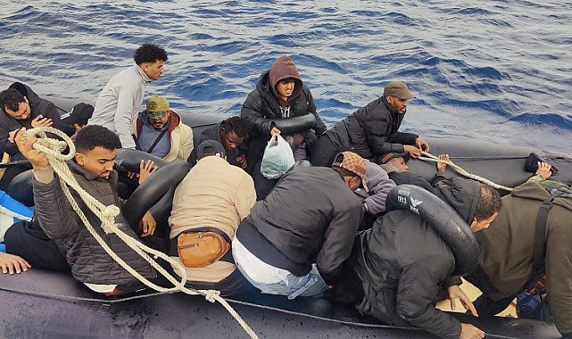 Çeşme açıklarında lastik bottaki 24 göçmen Sahil Güvenlik ekiplerince kurtarıldı