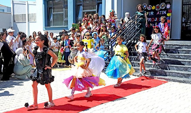 Çeşme'de, Namık Kemal İlkokulu öğrencilerinden geri dönüşüm defilesi