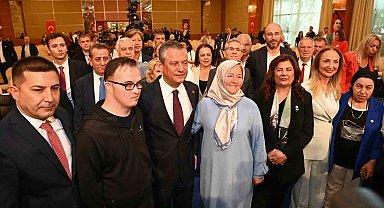 CHP Genel Başkanı Özel, Kuşadası'nda otizmli bireyler ve aileleri ile buluştu