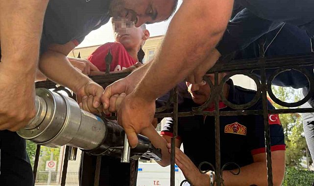 Cizre'de eline demir korkuluk saplanan 8 yaşındaki çocuğu itfaiye kurtardı