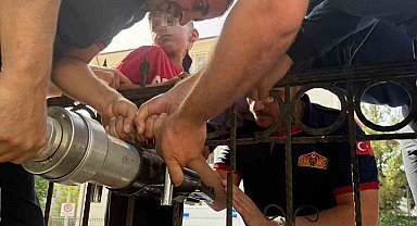 Cizre'de eline demir korkuluk saplanan 8 yaşındaki çocuğu itfaiye kurtardı