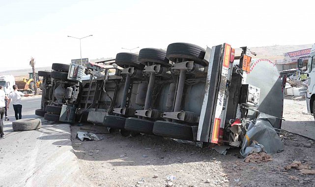 Cizre'de ham madde yüklü tır devrildi: 1 yaralı
