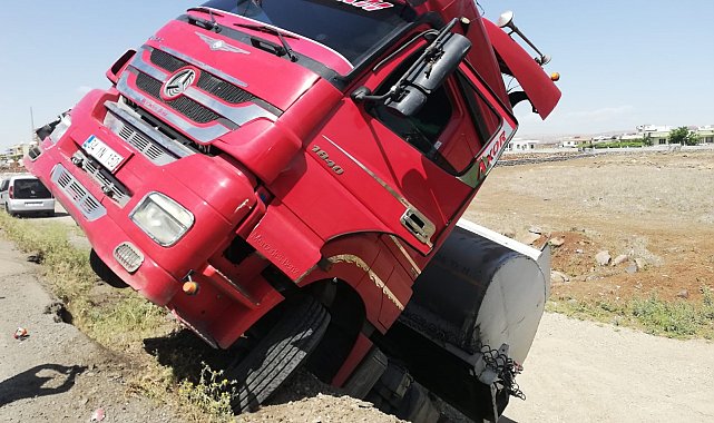 Cizre'de sürücüsü bayılan tır şarampolde devrildi