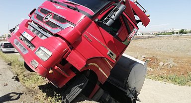 Cizre'de sürücüsü bayılan tır şarampolde devrildi