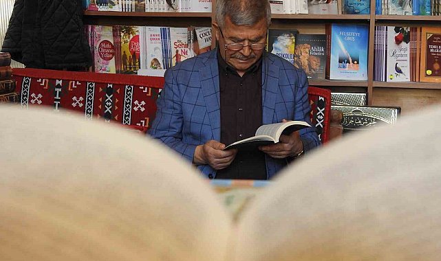 Çocukken başladığı okuma tutkusunu 60 yıldır sürdürüyor